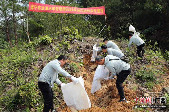 抢险队员开展水库大坝渗水险情处置。 卢明发 摄 南宁开展防汛抢险应急演练