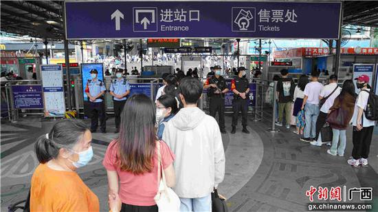 图为广西南宁站进站口旅客入站排队情景。姚鹏鹏 摄 南宁铁路警方全力护航“五一”假期旅客出行安全