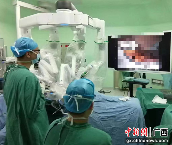 南溪山医院运用达芬奇手术机器人为患者保肾掏“雷”