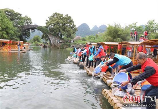 图为活动现场。李晓飞 摄 桂林阳朔白沙镇开展“4·25漓江保护日”主题党日活动