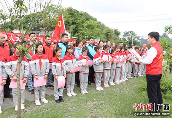 图为活动现场。李晓飞 摄 桂林阳朔白沙镇开展“4·25漓江保护日”主题党日活动