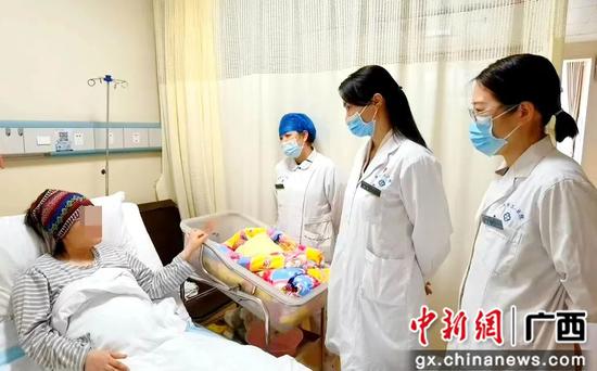 孕妇突然临盆 急救车秒变“移动产房”