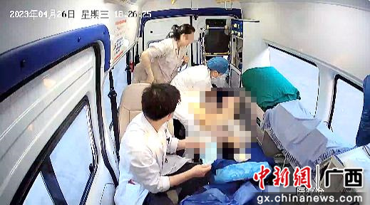 孕妇突然临盆 急救车秒变“移动产房”