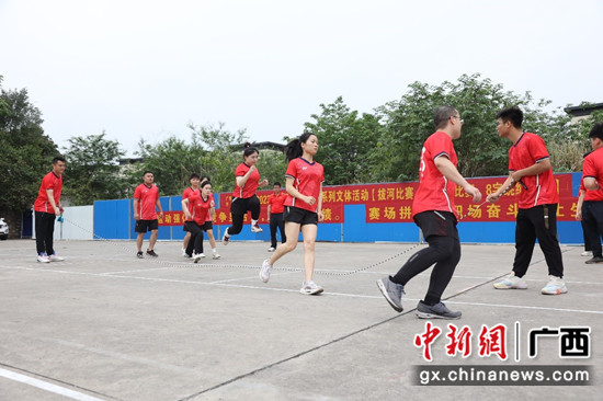 图为:男女混合拔河比赛现场 潘志安 摄 广西—东盟经开区总工会举行“五一”职工文体系列活动