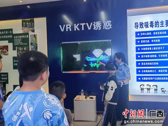 江州公安供图 崇左市江州区“五一”开放禁毒教育基地引学生参观