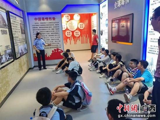 江州公安供图 崇左市江州区“五一”开放禁毒教育基地引学生参观
