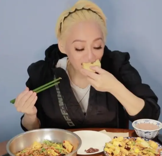 49岁宁静饭量这么大也不怕胖！大口狂吃包子