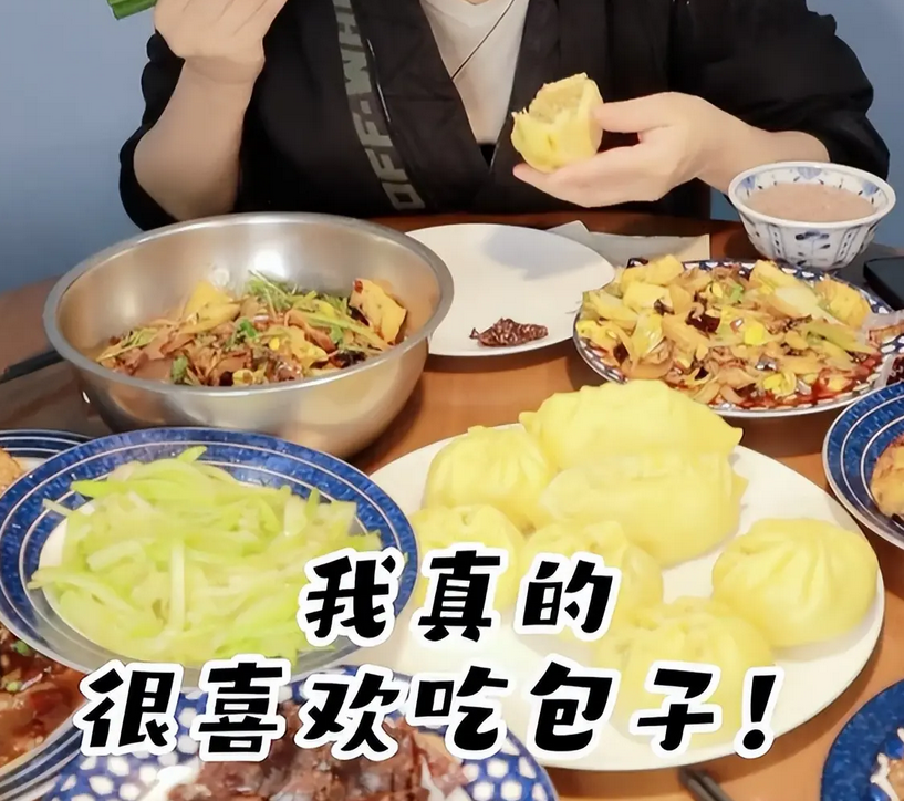49岁宁静饭量这么大也不怕胖！大口狂吃包子