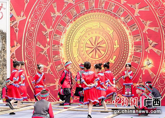 广西东兰县乡村小学别样读书节