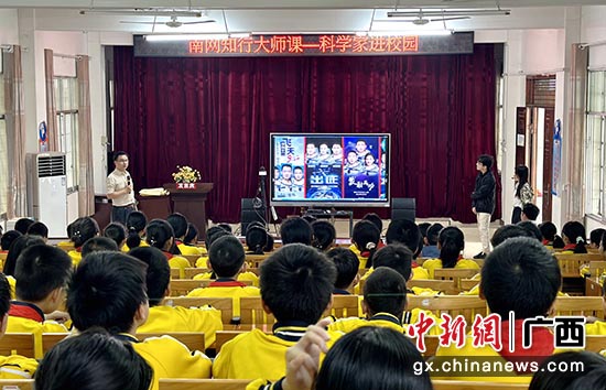 广西东兰县乡村小学别样读书节