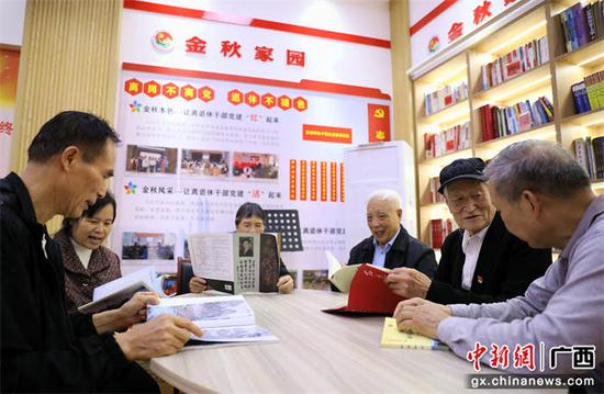 “银龄书单”书香作伴 贺州老人阅享晚年