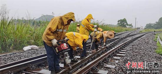 玉林工务段全面布防强化“五一”假期安全保障