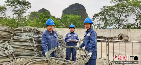 崇左供电局工作人员清点盘查架空钢绞线。 江宪长 摄 崇左供电局积极盘活废旧物资降本增效 助推企业高质量发展