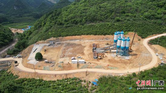 广西融福高速公路No.2标项目建设者“五一”假期不停工