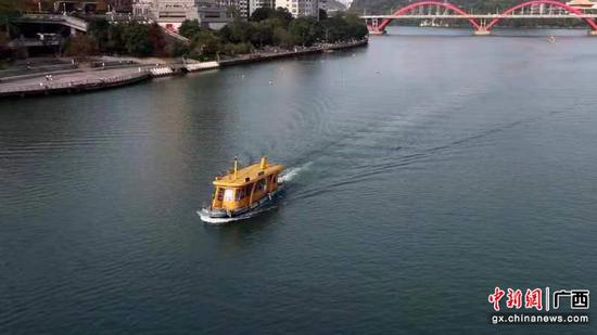 柳州海事:为游客打卡水上“大黄鸭”拧紧“安全阀”