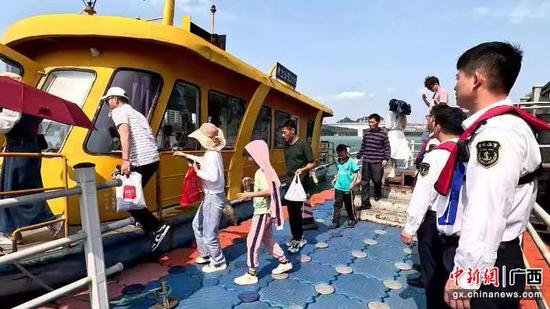 柳州海事:为游客打卡水上“大黄鸭”拧紧“安全阀”