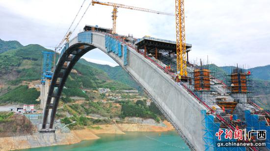 天峨龙滩特大桥外包混凝土施工顺利完成