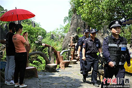 4月30日,新路派出所和警犬大队在景区巡逻值守。甘勇 摄 贺州平桂民警“五一”假期带犬巡逻护平安