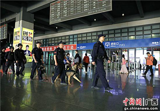 图为4月30日,黄田派出所和警犬大队在火车站巡逻值守。甘勇 摄 贺州平桂民警“五一”假期带犬巡逻护平安