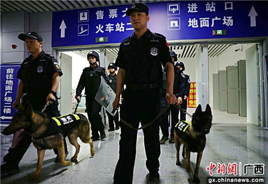 4月30日,黄田派出所和警犬大队在火车站巡逻值守。甘勇 摄 贺州平桂民警“五一”假期带犬巡逻护平安