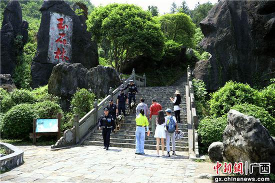 4月30日,新路派出所和警犬大队在景区巡逻值守。甘勇 摄 贺州平桂民警“五一”假期带犬巡逻护平安