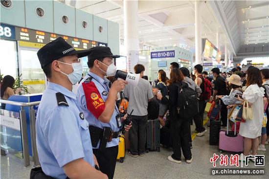 南宁铁警持续开展专项行动打击整治站车霸座等行为