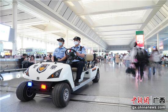 南宁铁警持续开展专项行动打击整治站车霸座等行为