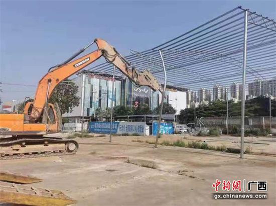 拆出违法建筑现场。覃腾鹏 摄 南宁江南区依法拆除违法建筑物 打造良好人居环境