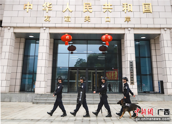 友谊关边检站民警加强对友谊关口岸和限定区域的巡逻管控,确保”五一“口岸安全稳定。周日 摄 雄关国门“守卫者”坚守“五一”保通关