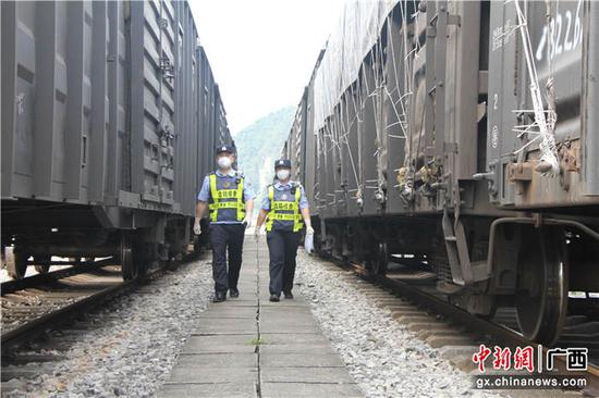 图为友谊关边检站执勤五队民警对班列实施车体检查。 谢海月 摄 雄关国门“守卫者”坚守“五一”保通关