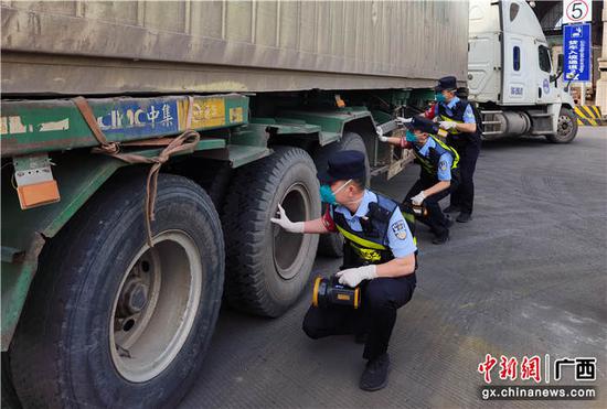 图为友谊关边检站民警仔细检查出入境车辆。 周日 摄 雄关国门“守卫者”坚守“五一”保通关
