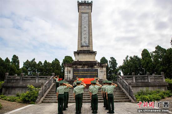 4月30日,在宣誓现场,团员们统一佩戴团徽在团旗下庄严宣誓,誓言声声铿锵振奋。武警玉林支队陆川中队供图 武警玉林支队陆川中队开展主题团日活动