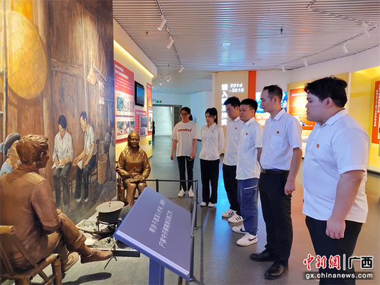 南方电网广西百色田阳供电局 百色田阳多家单位开展五四主题团日活动 追寻红色足迹