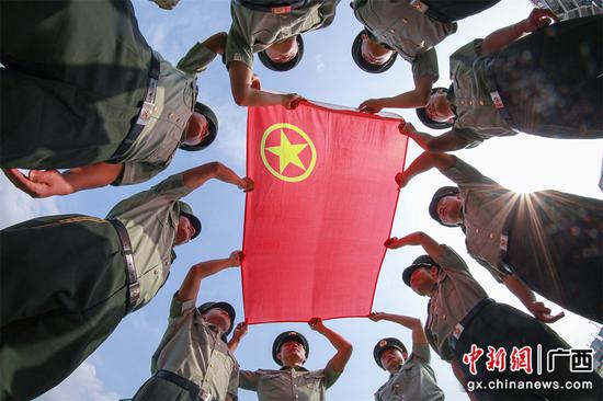 武警钦州支队组织青年官兵学习传承“五四”精神