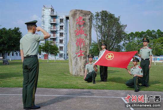 武警钦州支队组织青年官兵学习传承“五四”精神