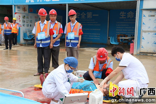 医疗救护组移交伤员给120急救人员 学青会场馆项目工地开展“五四”青年突击队应急救援演练
