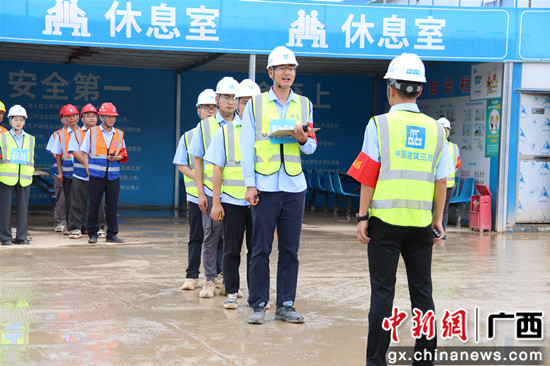事故调查组现场汇报调查情况 中建三局二公司供图 学青会场馆项目工地开展“五四”青年突击队应急救援演练