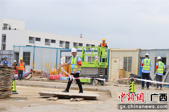 警戒疏散组现场设置封控警戒区域 学青会场馆项目工地开展“五四”青年突击队应急救援演练