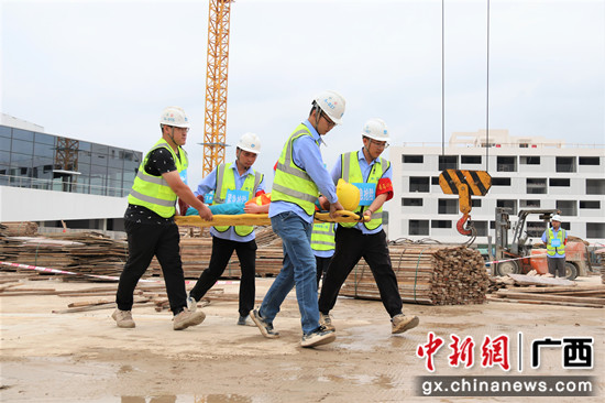 紧急抢险组现场模拟救援转移伤员 学青会场馆项目工地开展“五四”青年突击队应急救援演练