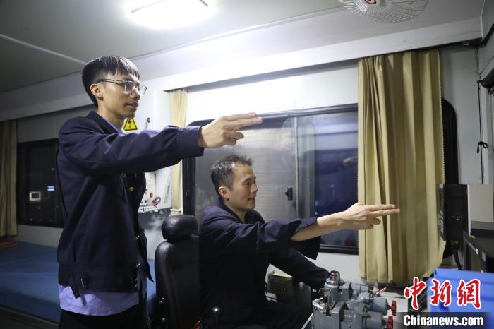 广西“蜘蛛侠”雨夜检修接触网 保“五一”列车运行安全