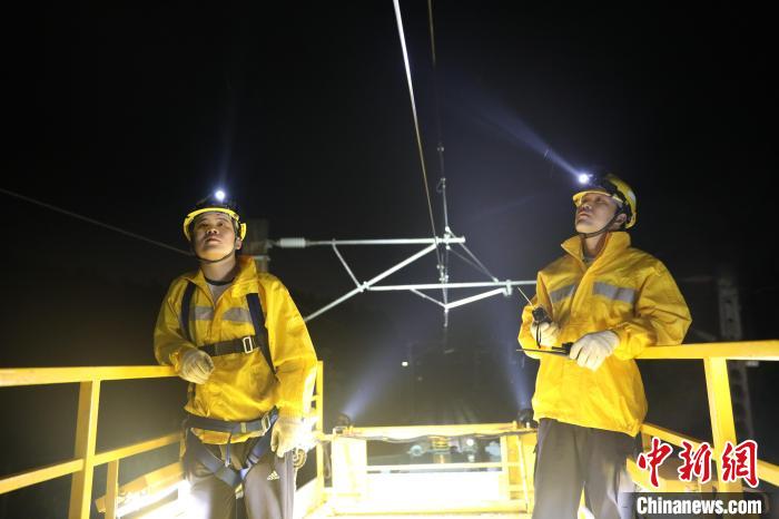 广西“蜘蛛侠”雨夜检修接触网 保“五一”列车运行安全