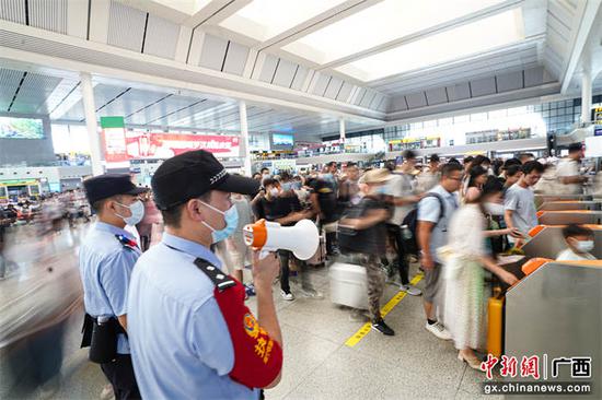 南宁铁路公安守护旅客“五一”假期返程平安