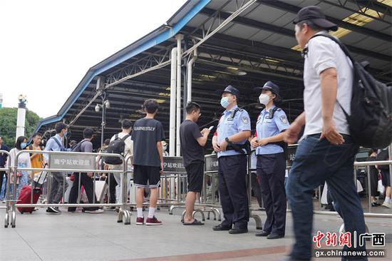 南宁铁路公安守护旅客“五一”假期返程平安
