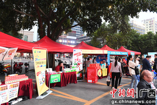 记者 林浩 摄 南宁“健康山歌”带来视听盛宴 提高群众健康意识