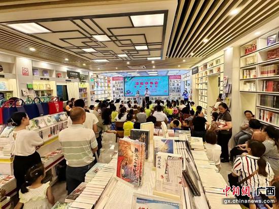 广西凌云举办读书日系列活动：让阅读成为时尚