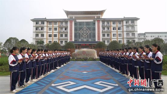 横州市民族中学开展“相约《论语》 文化中国”诵读活动