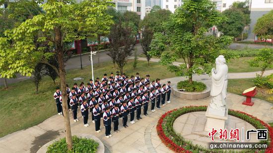 横州市民族中学开展“相约《论语》 文化中国”诵读活动