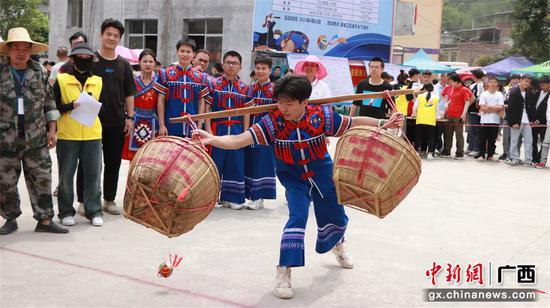 扁担竞技:抛绣球 阔别三年 河池市金城江区下洛扁担节再次开“挑”