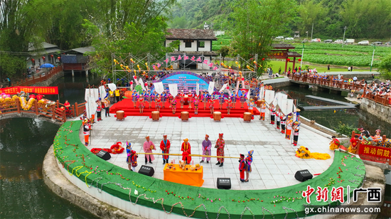扁担祭祀活动主会场 阔别三年 河池市金城江区下洛扁担节再次开“挑”