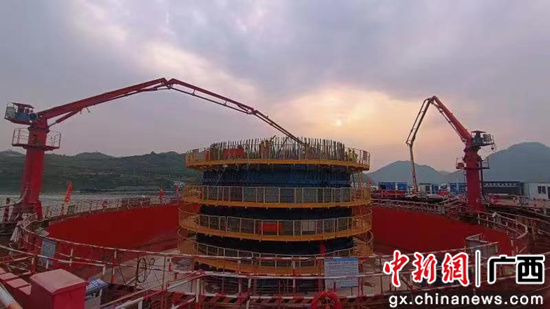 施工方 供图 苍梧至容县高速公路苍容浔江大桥中塔首节塔柱顺利浇筑